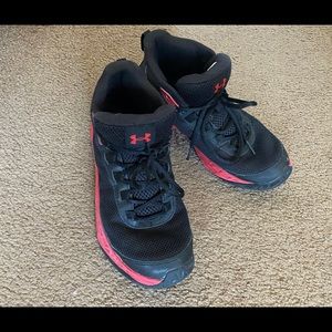 Boys Size 5.5 Youth Under Armour